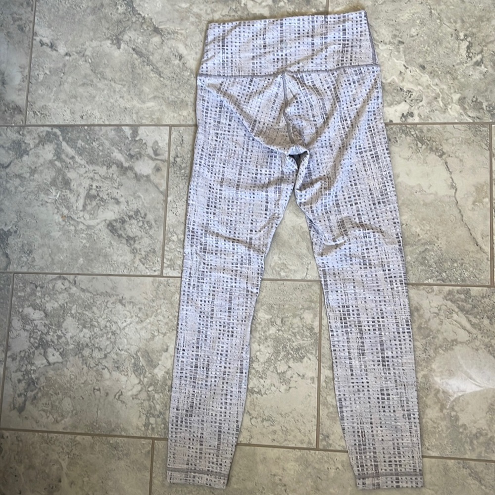 Used -great condition Lululemon leggings size 6 28” length